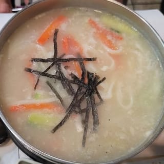 사골 칼국수 / Hot Noodle Soup